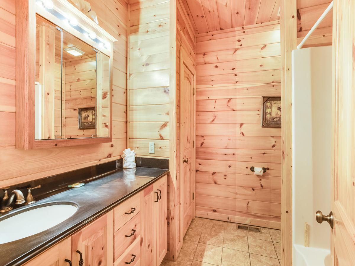 Big Bear Lodge, 5 Bedrooms, View, Hot Tub, Privacy, Jacuzzis, Sleeps 26 - thumb 27