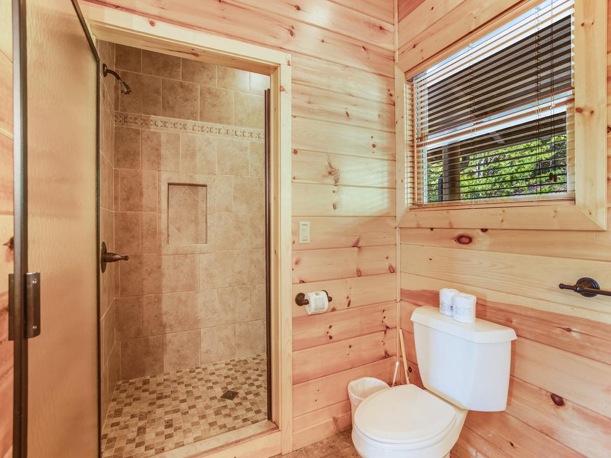 Big Bear Lodge, 5 Bedrooms, View, Hot Tub, Privacy, Jacuzzis, Sleeps 26 - thumb 14
