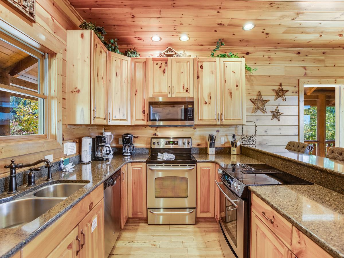 Big Bear Lodge, 5 Bedrooms, View, Hot Tub, Privacy, Jacuzzis, Sleeps 26 - thumb 7