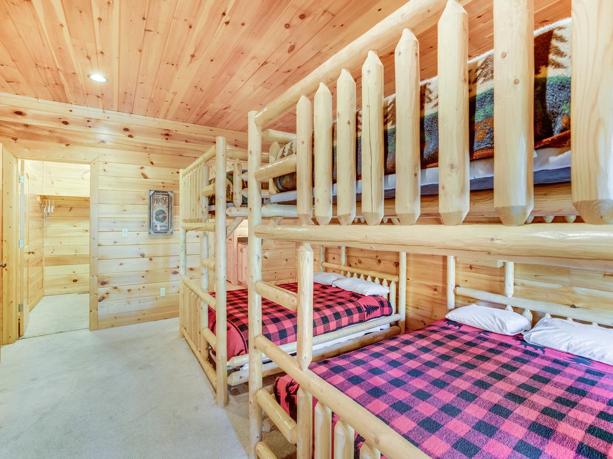 Big Bear Lodge, 5 Bedrooms, View, Hot Tub, Privacy, Jacuzzis, Sleeps 26 - thumb 22