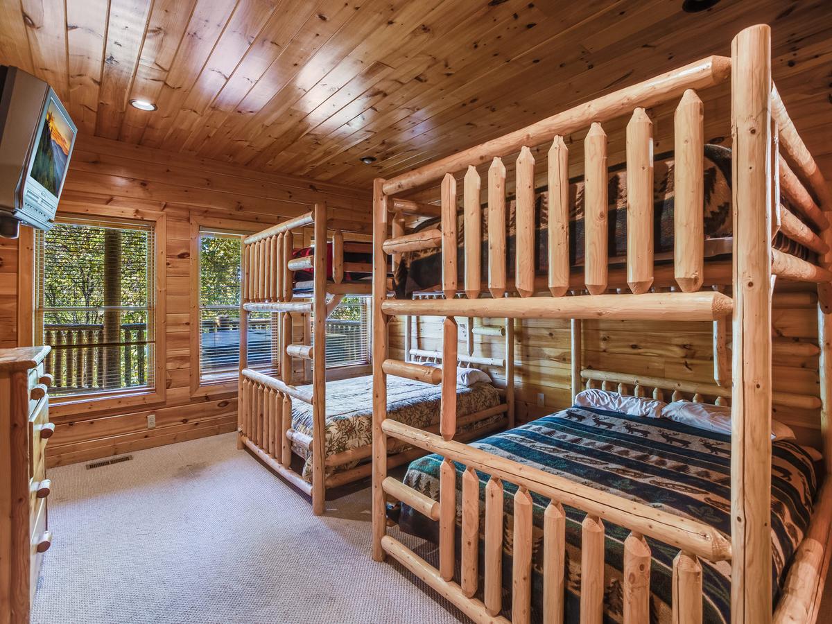 Big Bear Lodge, 5 Bedrooms, View, Hot Tub, Privacy, Jacuzzis, Sleeps 26 - thumb 24