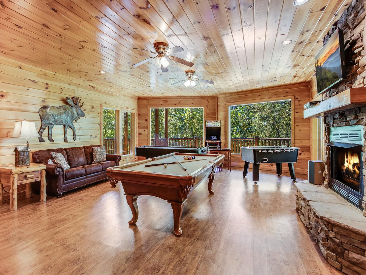 Big Bear Lodge, 5 Bedrooms, View, Hot Tub, Privacy, Jacuzzis, Sleeps 26 - thumb 8