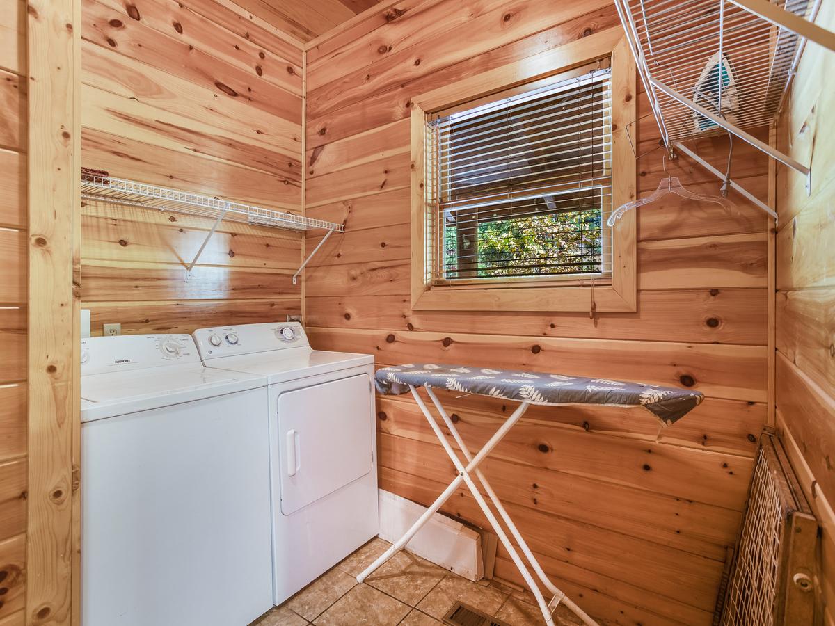 Big Bear Lodge, 5 Bedrooms, View, Hot Tub, Privacy, Jacuzzis, Sleeps 26 - thumb 28