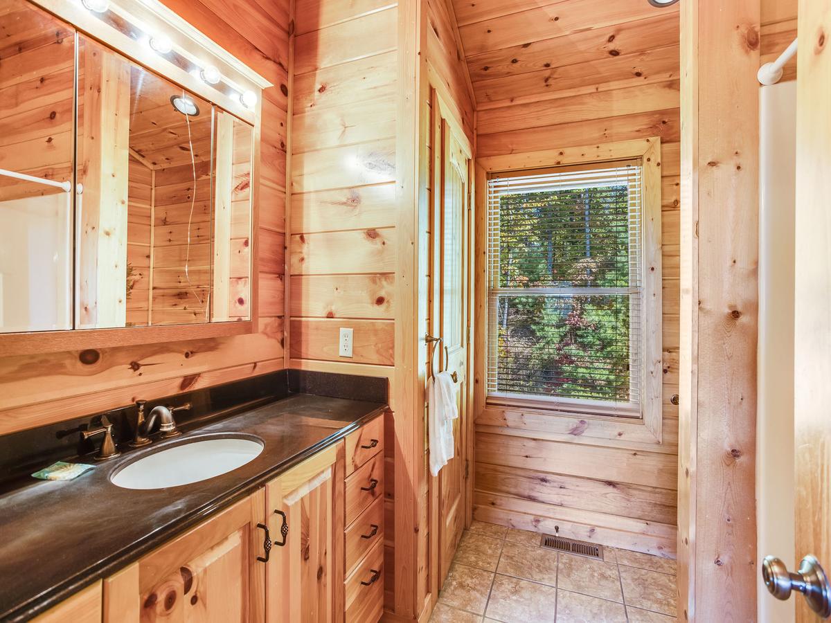 Big Bear Lodge, 5 Bedrooms, View, Hot Tub, Privacy, Jacuzzis, Sleeps 26 - thumb 20