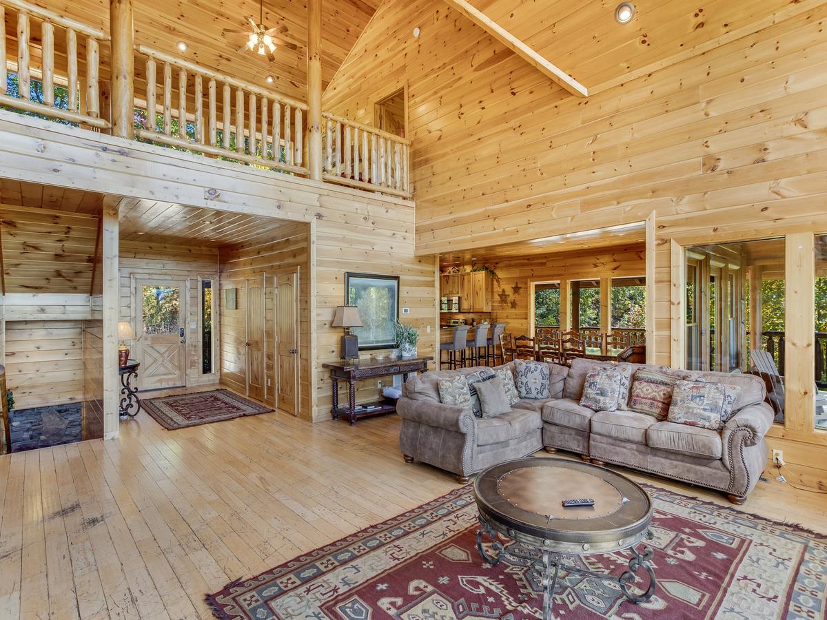 Big Bear Lodge, 5 Bedrooms, View, Hot Tub, Privacy, Jacuzzis, Sleeps 26 - thumb 4