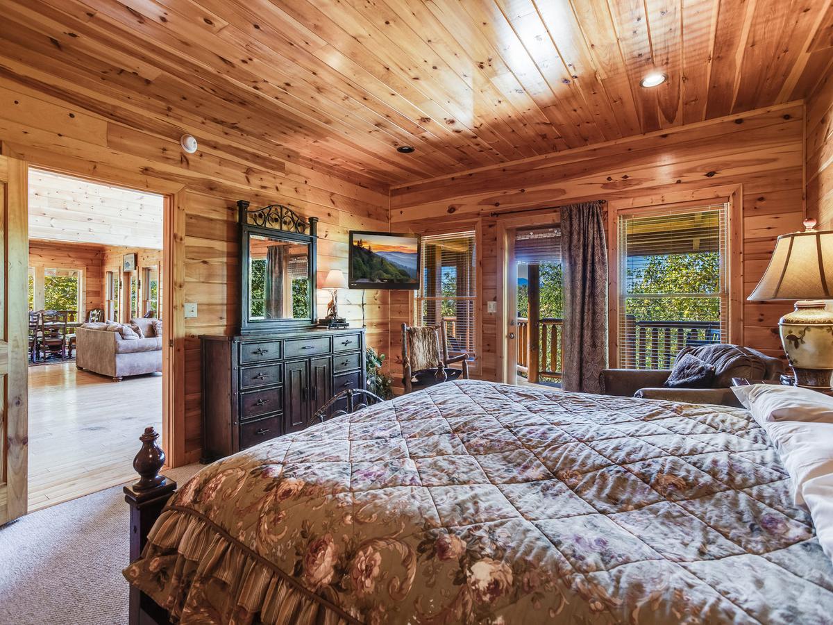 Big Bear Lodge, 5 Bedrooms, View, Hot Tub, Privacy, Jacuzzis, Sleeps 26 - thumb 12