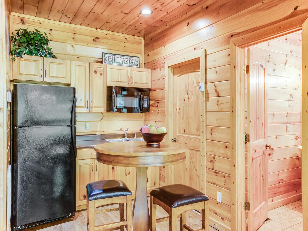 Big Bear Lodge, 5 Bedrooms, View, Hot Tub, Privacy, Jacuzzis, Sleeps 26 - thumb 9