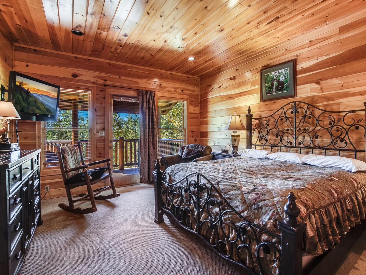 Big Bear Lodge, 5 Bedrooms, View, Hot Tub, Privacy, Jacuzzis, Sleeps 26 - thumb 11