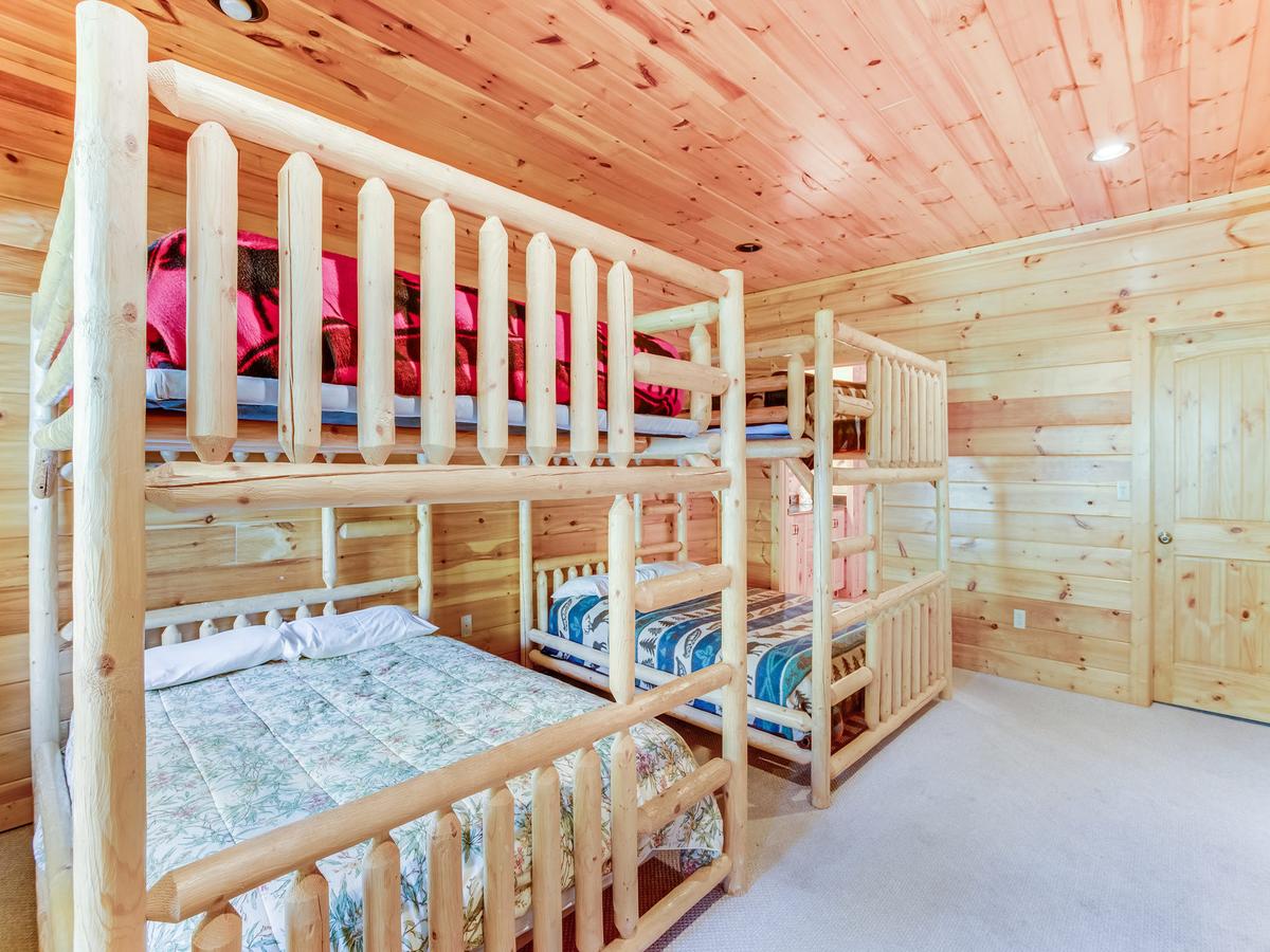 Big Bear Lodge, 5 Bedrooms, View, Hot Tub, Privacy, Jacuzzis, Sleeps 26 - thumb 26