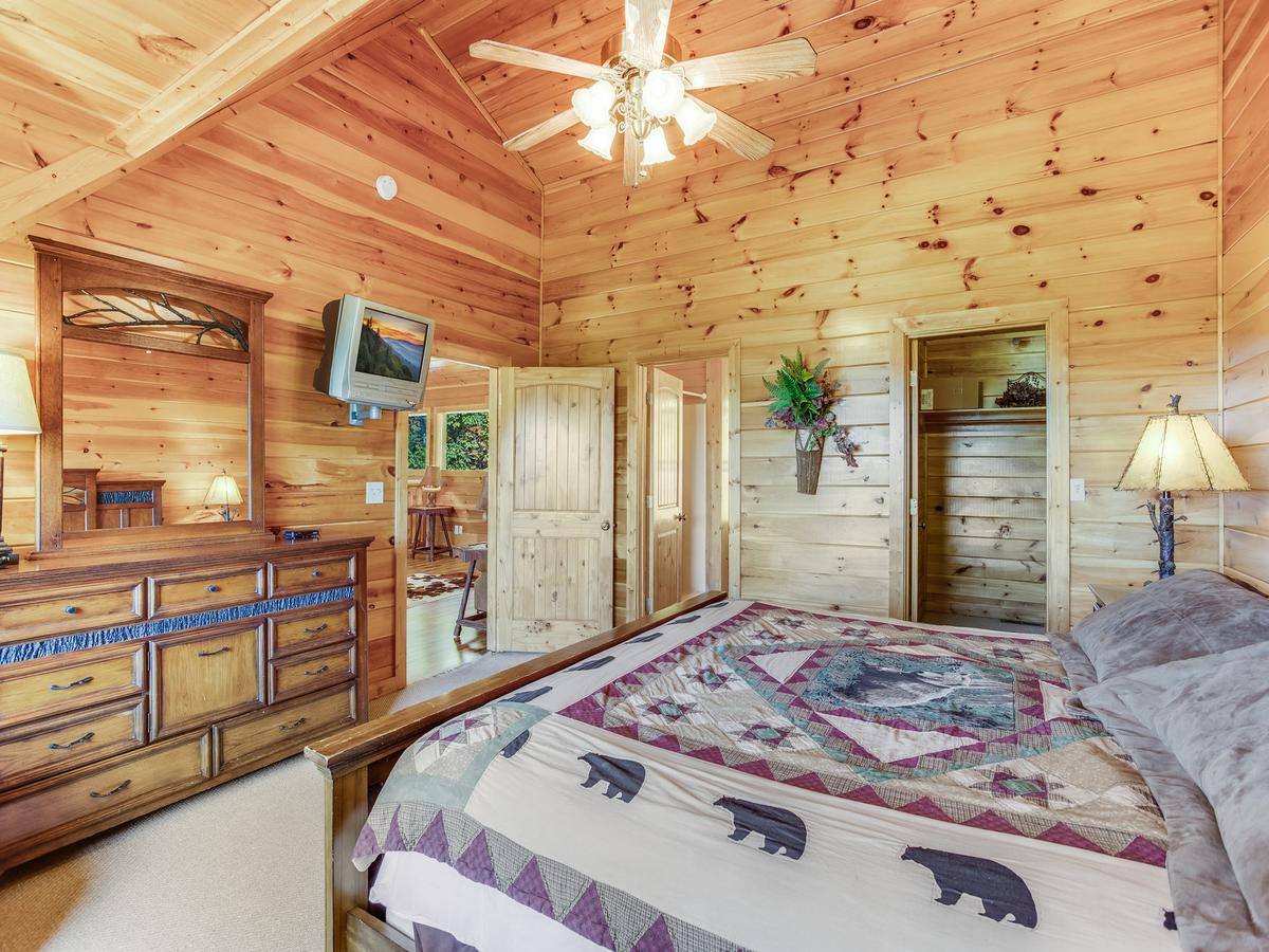 Big Bear Lodge, 5 Bedrooms, View, Hot Tub, Privacy, Jacuzzis, Sleeps 26 - thumb 16