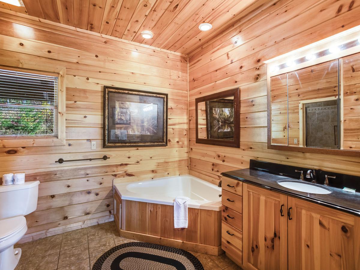 Big Bear Lodge, 5 Bedrooms, View, Hot Tub, Privacy, Jacuzzis, Sleeps 26 - thumb 13