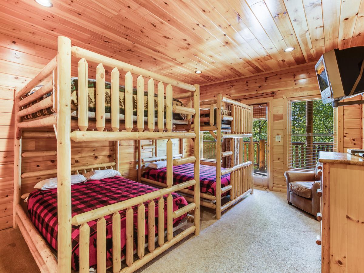 Big Bear Lodge, 5 Bedrooms, View, Hot Tub, Privacy, Jacuzzis, Sleeps 26 - thumb 21