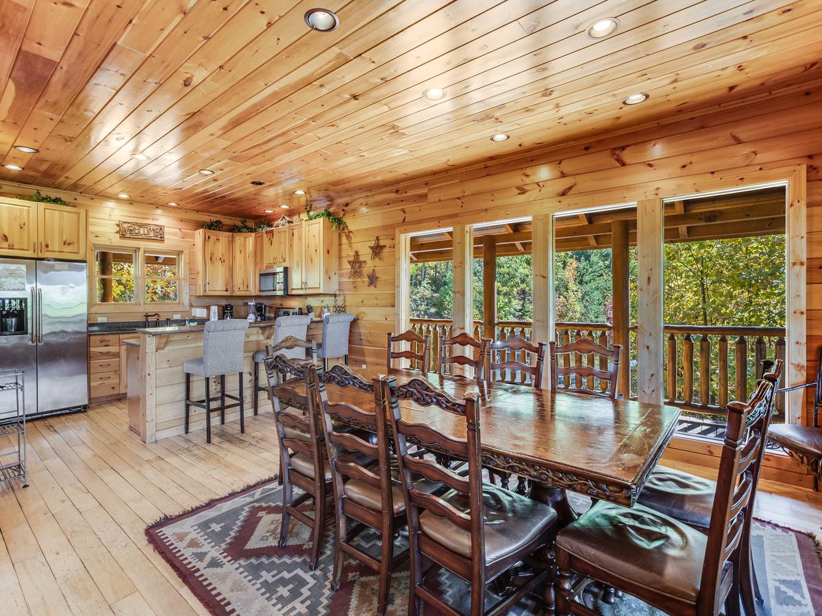 Big Bear Lodge, 5 Bedrooms, View, Hot Tub, Privacy, Jacuzzis, Sleeps 26 - thumb 5