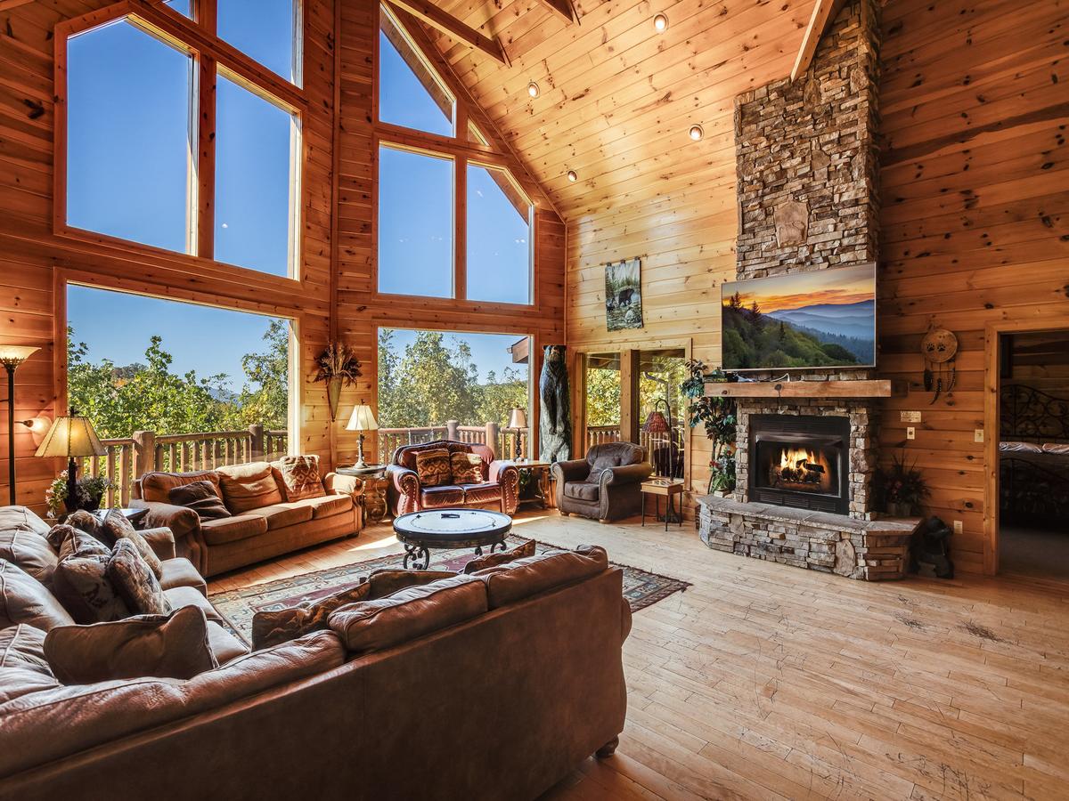 Big Bear Lodge, 5 Bedrooms, View, Hot Tub, Privacy, Jacuzzis, Sleeps 26 - thumb 3