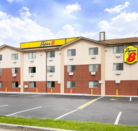 Super 8 by Wyndham Chester/Richmond Area - Accommodation Los Angeles