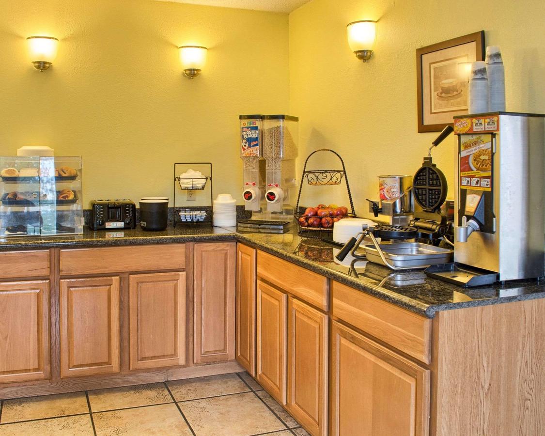 Econo Lodge Richmond - thumb 10