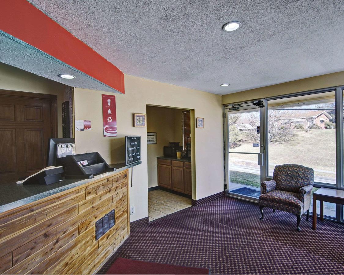 Econo Lodge Near Bluefield College - thumb 10