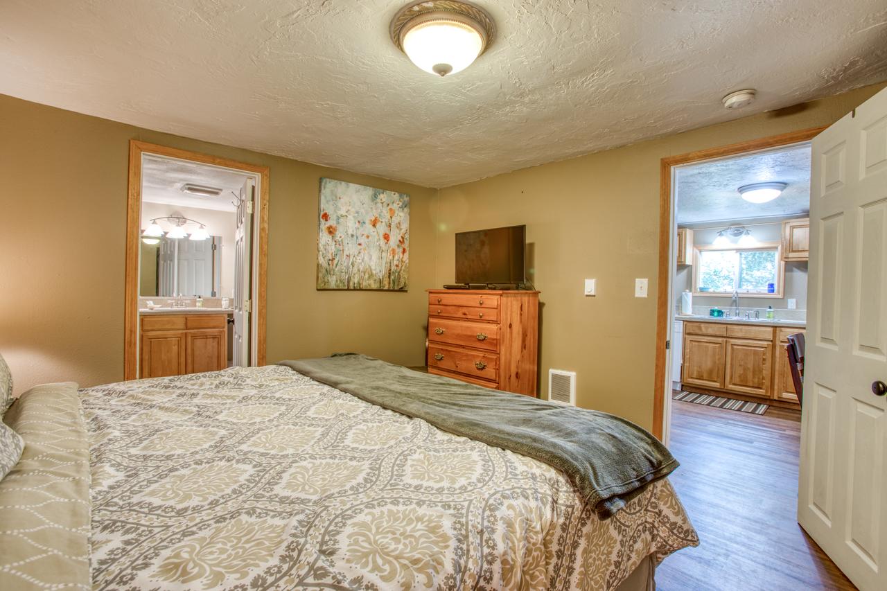 Long Beach Woodland Chalet - thumb 11