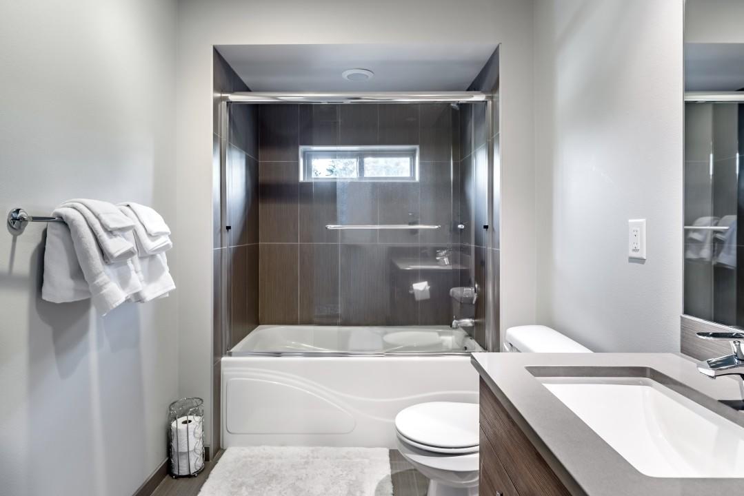 The Highland House-5 Bed/3bath Sleeps 4 To 16, Central Location! - thumb 26