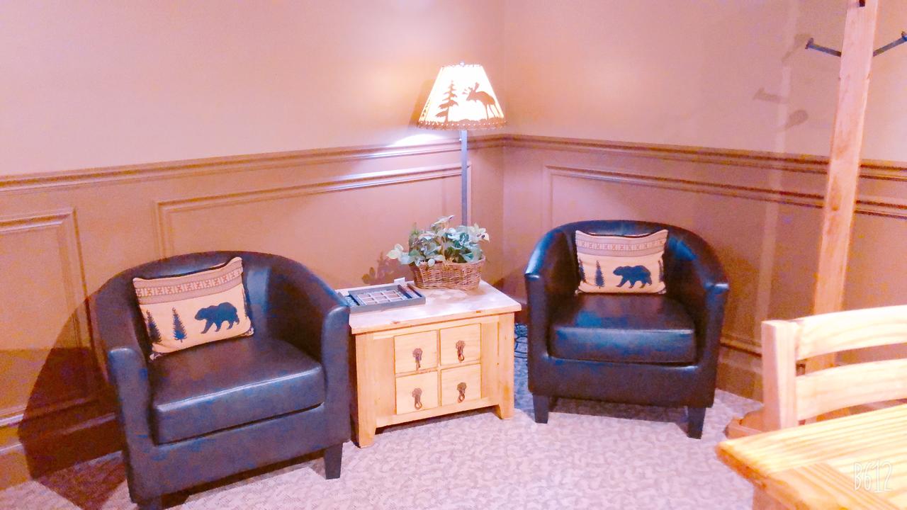 Covered Wagon Motel - thumb 8