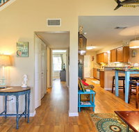 'The C-Horse' Home with Deck 5 Min to Pleasure Pier - Accommodation Los Angeles