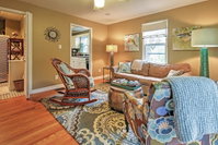 'The Peachtree Cottage' with Hot Tub in New Buffalo Accommodation Los Angeles
