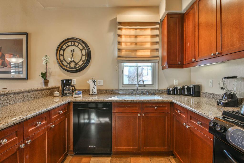(L48) Premier Location At Clubhouse Condo - thumb 3
