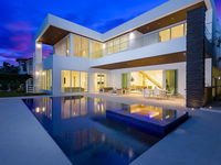 10 Bed Villa in the heart of Downtown Pool Accommodation Los Angeles