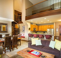 2 Bedrooms w/ Large Loft + 2.5 Baths - Sleeps 8. Free Grocery Delivery! - Accommodation Los Angeles