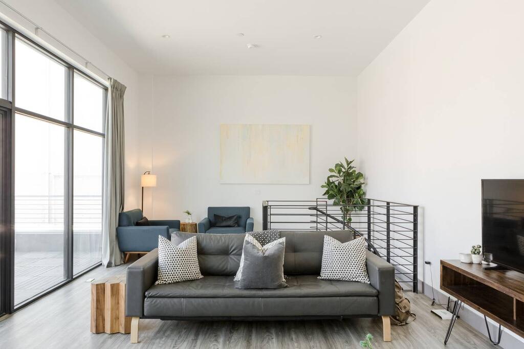 2-Story Penthouse & Private Deck - thumb 0