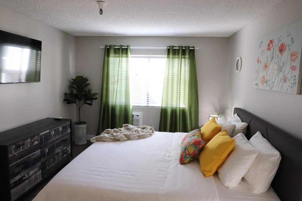 2bed Fullerton Home W Fast WiFi & Pool & Patio - thumb 2