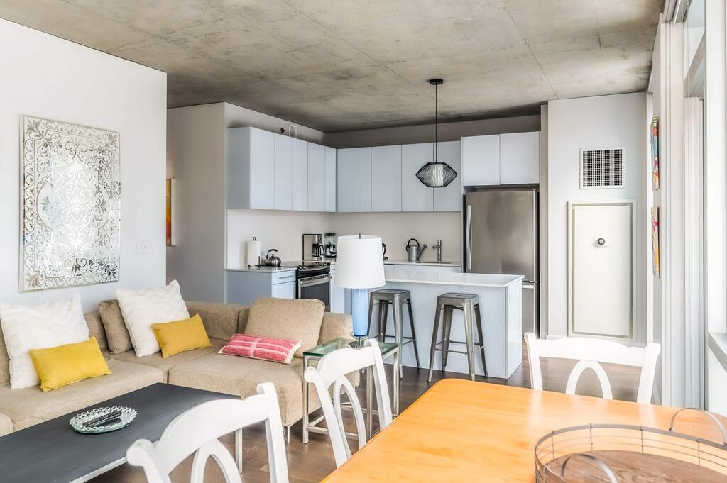 2BR Brand New Executive Luxury Suite W/ Rooftop Pool, Gym And Balcony By ENVITAE - thumb 2