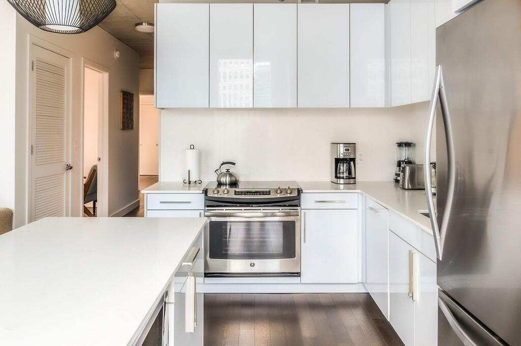 2BR Brand New Executive Luxury Suite W/ Rooftop Pool, Gym And Balcony By ENVITAE - thumb 3