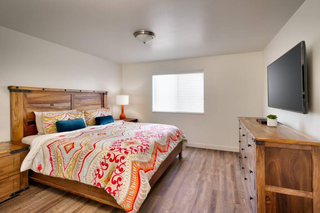 2L Top Floor Redcliff Condo - thumb 3