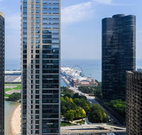 3b/3b SkyLoft with Navy Pier View Gym & Pool by ENVITAE - Accommodation Los Angeles