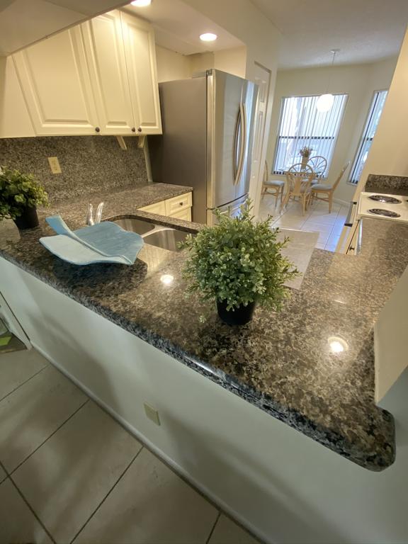 4330 Shorewalk Lakeview Condo Close To IMG And Beach - thumb 3