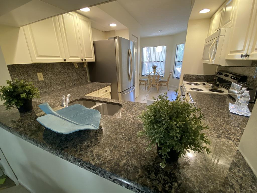 4330 Shorewalk Lakeview Condo Close To IMG And Beach - thumb 2