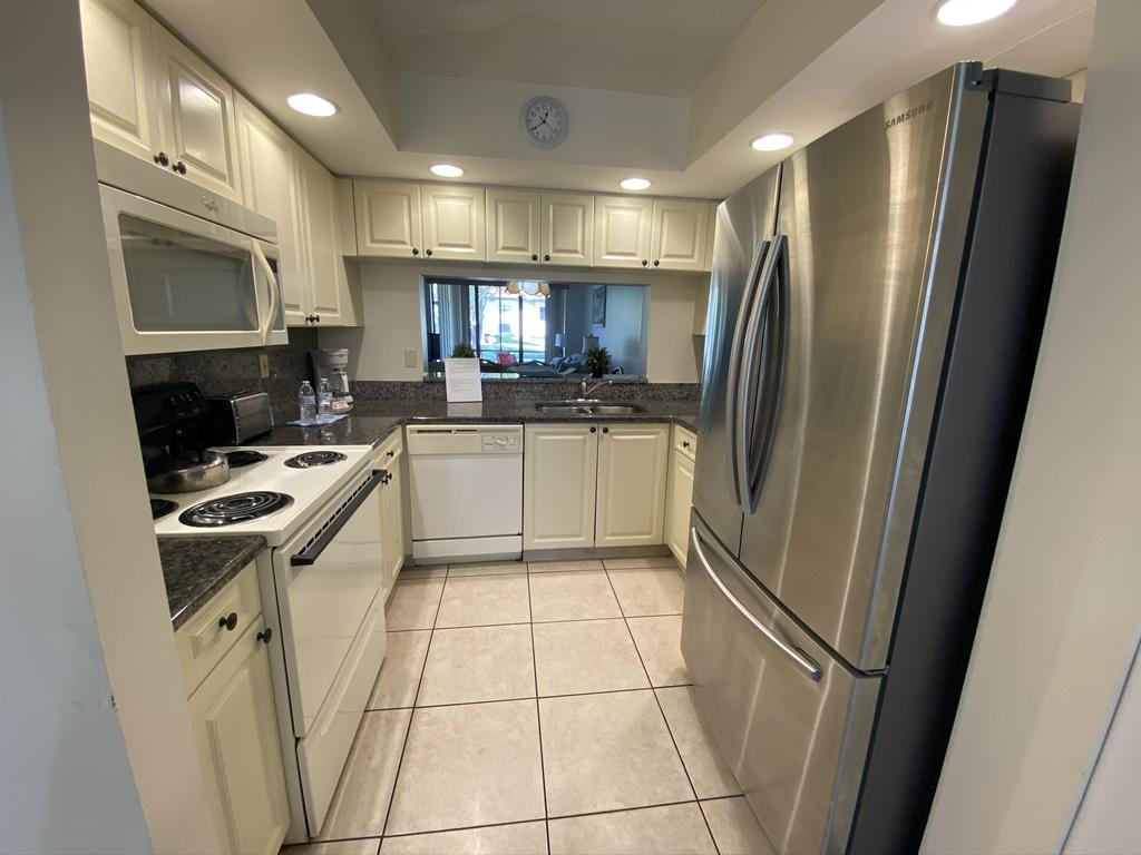 4330 Shorewalk Lakeview Condo Close To IMG And Beach - thumb 0