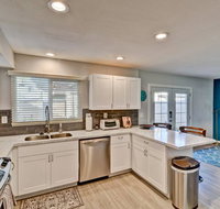 4BR Modern Townhouse near Old Town by WanderJaunt - Accommodation Los Angeles