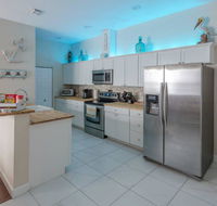 5-Star Beach-Themed Townhouse with 2-Car Garage, Solar, and Home Gym - Accommodation Los Angeles