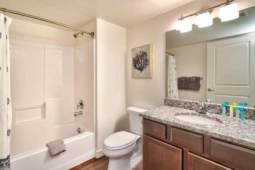 5L Top Floor Redcliff Condo - thumb 1