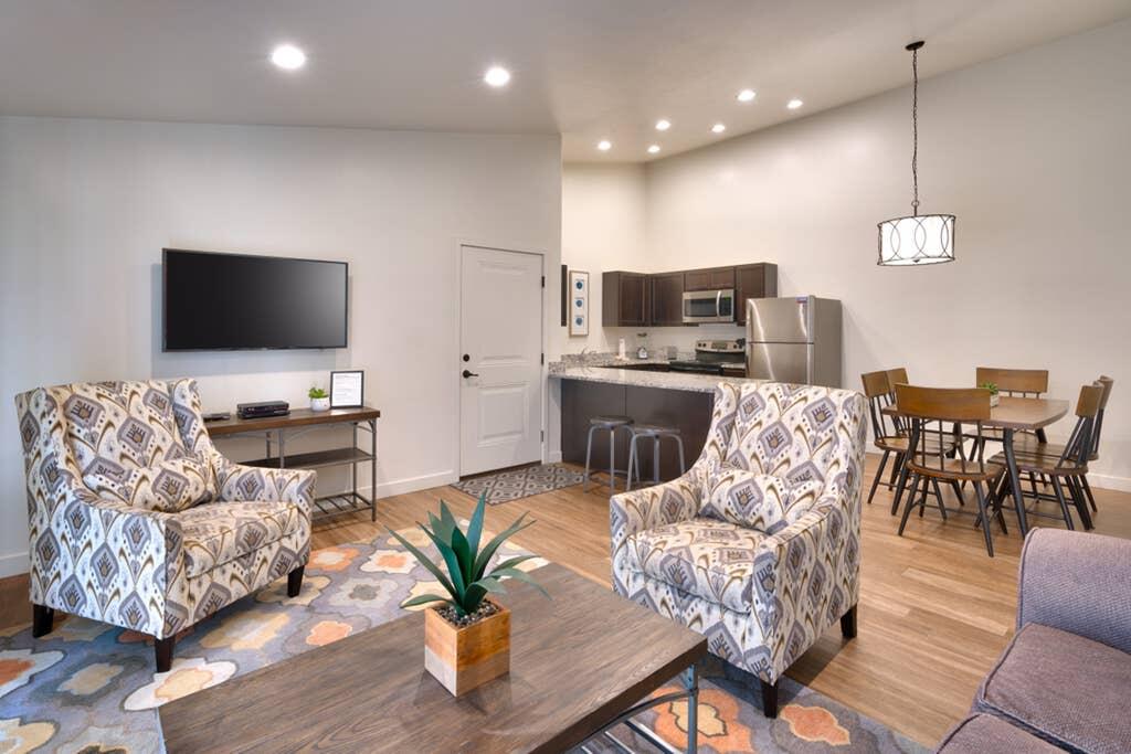 6L Top Floor RedCliff Condo, Pool & Hot Tub - thumb 0