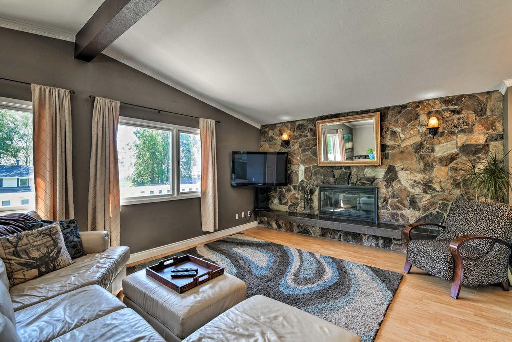 Anchorage Abode With Turnagain Arm Views And Theatre! - thumb 2