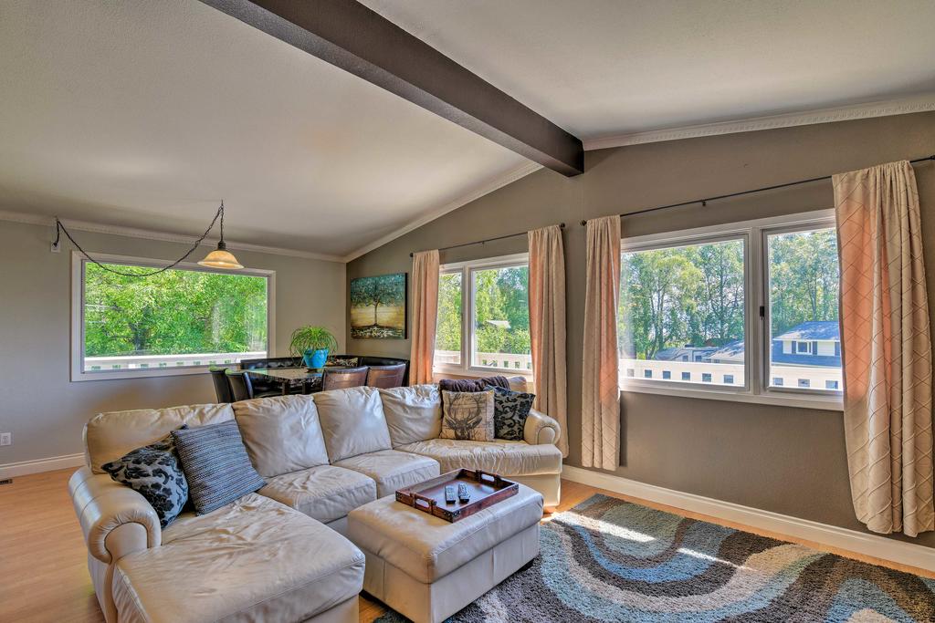 Anchorage Abode With Turnagain Arm Views And Theatre! - thumb 3