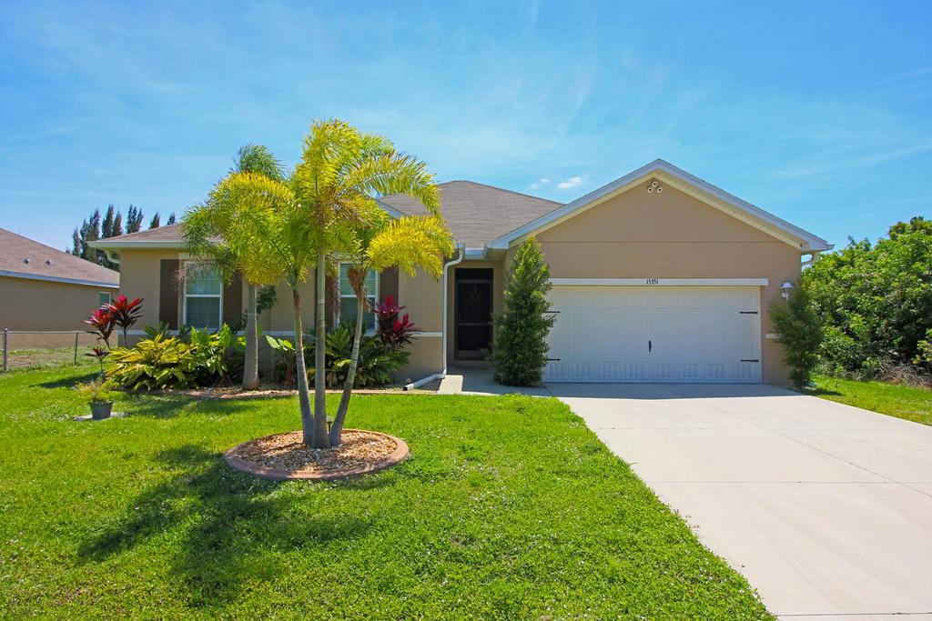 Beautiful Three Bedroom, Plus Den, Two Bathroom, Optional Electric Pool Heat - thumb 0