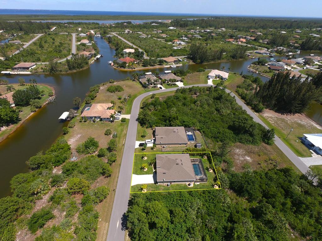 Beautiful Three Bedroom, Plus Den, Two Bathroom, Optional Electric Pool Heat - thumb 2