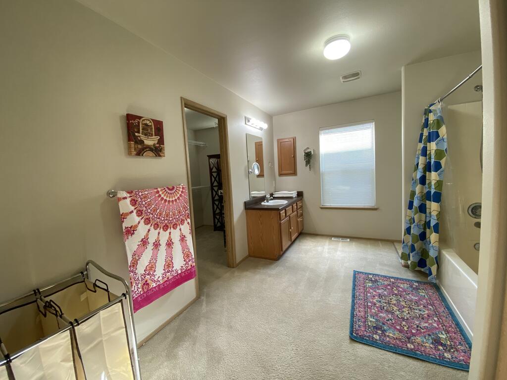 Beautifully And Tastefully Renovated 6BR 3bath House - thumb 2