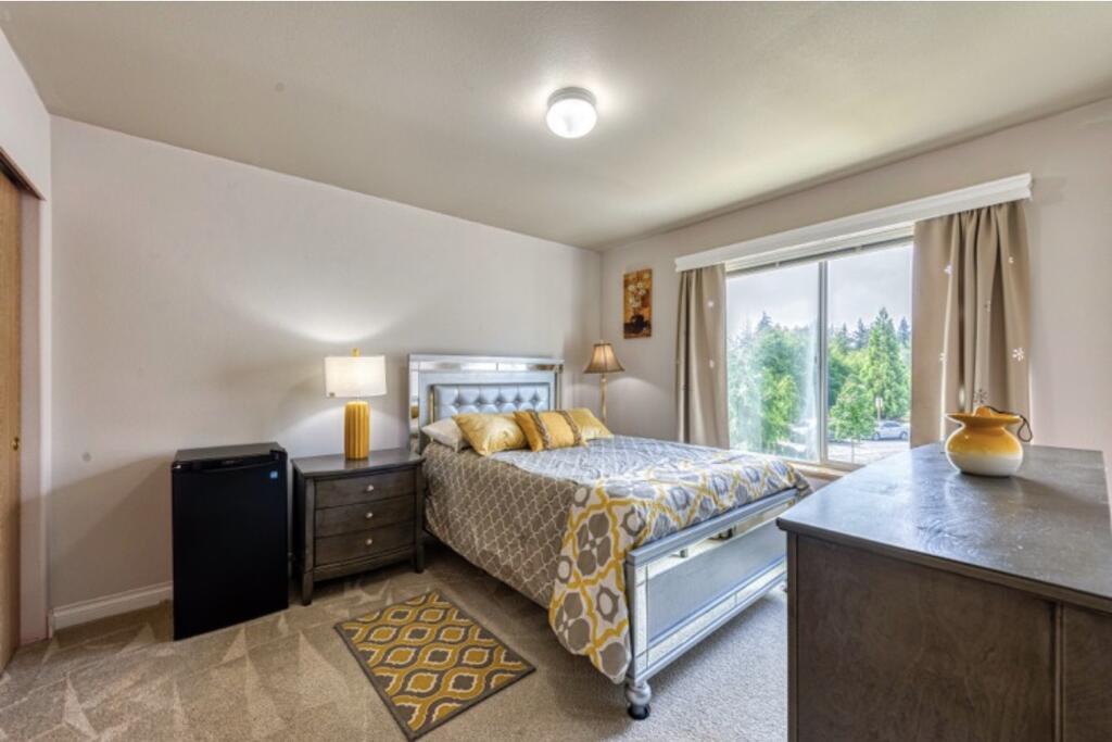 Beautifully And Tastefully Renovated 6BR 3bath House - thumb 0