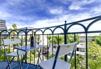 Beverly Hills Adjacent 2-Bedroom Penthouse Accommodation Los Angeles