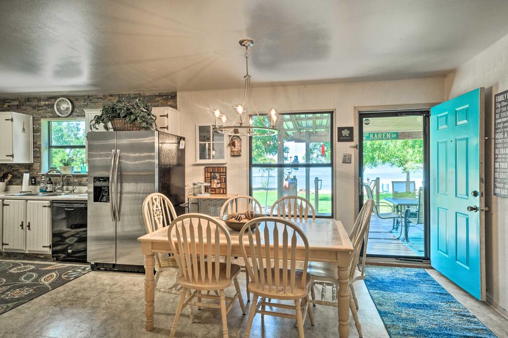 Bluffton Home With Fire Pit, Backyard Beach & Lake! - thumb 2